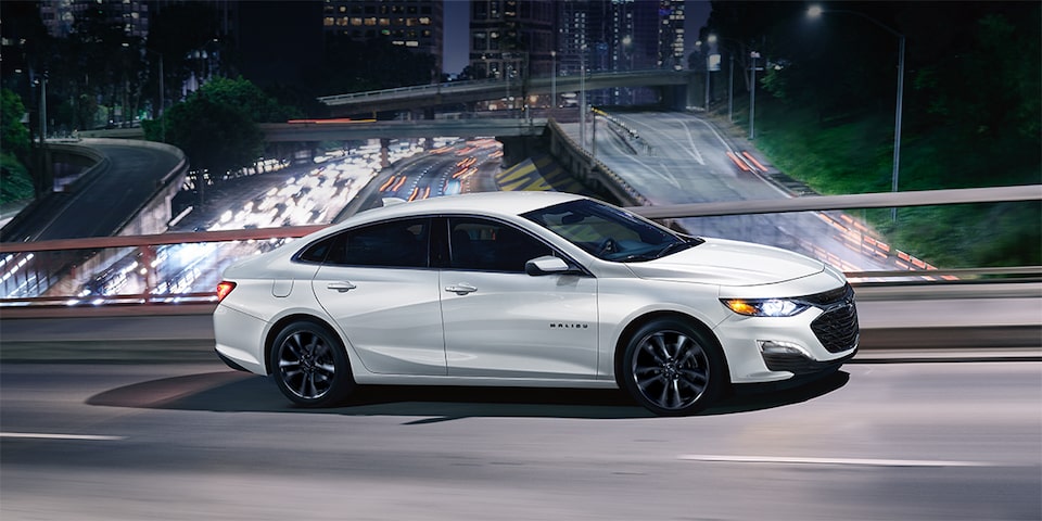 Chevrolet Malibu 2023 en blanc sommet en mouvement.