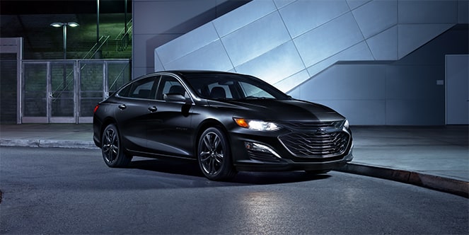 Vue latérale droite de la Chevrolet Malibu 2023 édition minuit, la nuit.
