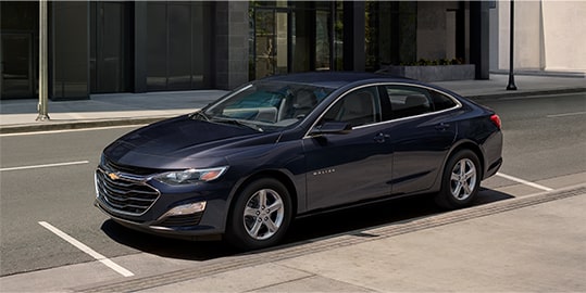 Chevrolet Malibu 2023 stationnée de façon sécuritaire contre un trottoir.