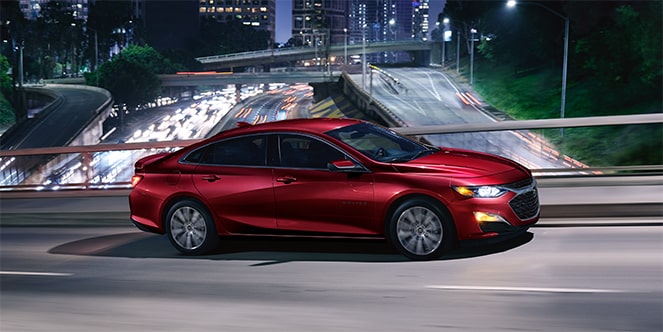 Chevrolet Malibu 2023 édition sport en mouvement sur un pont.