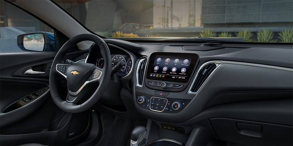 Vue d’ensemble du groupe d’instruments, du volant et du système d’infodivertissement de la Chevrolet Malibu 2023.