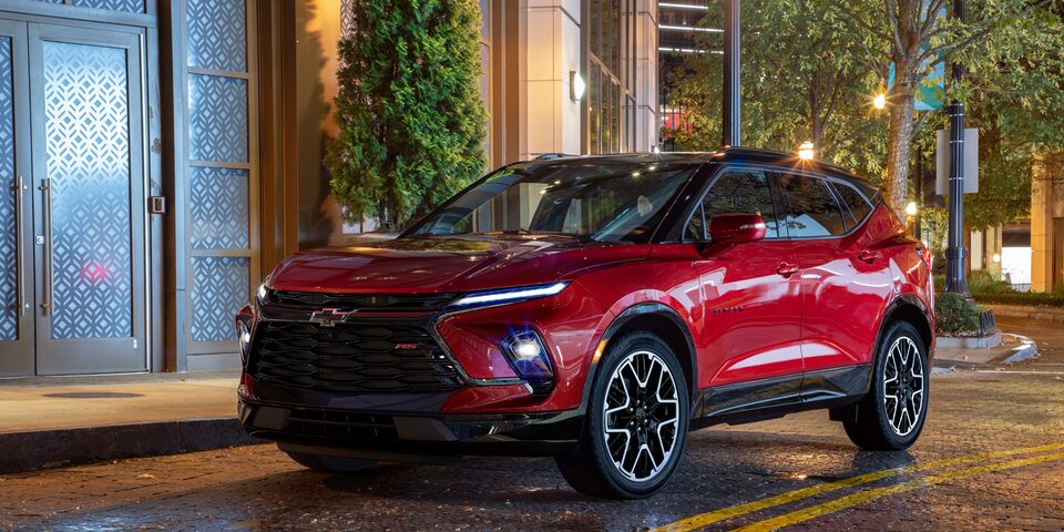 VUS intermédiaire sport Chevrolet Blazer 2023 dans la rue.