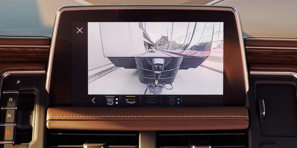 Vue de l’écran tactile de la caméra arrière du grand VUS à trois rangées Chevrolet Suburban 2023.