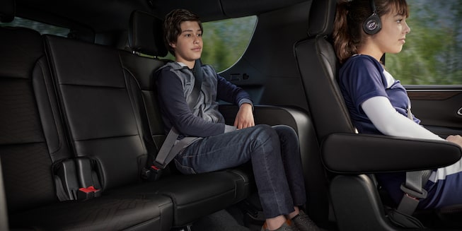 Sièges à la deuxième rangée avec commande électrique de déblocage du Chevrolet Tahoe 2023.