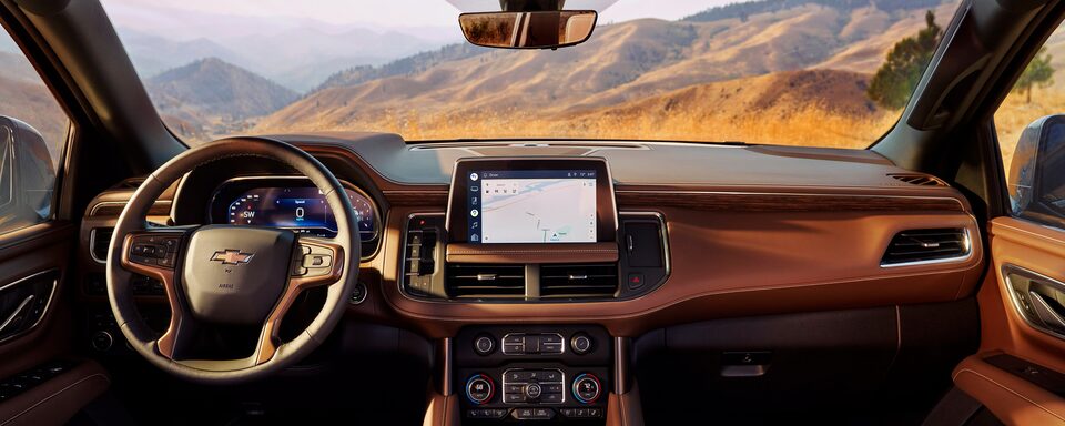 Vue de la console centrale et du tableau de bord du VUS pleine grandeur Chevrolet Tahoe 2023.