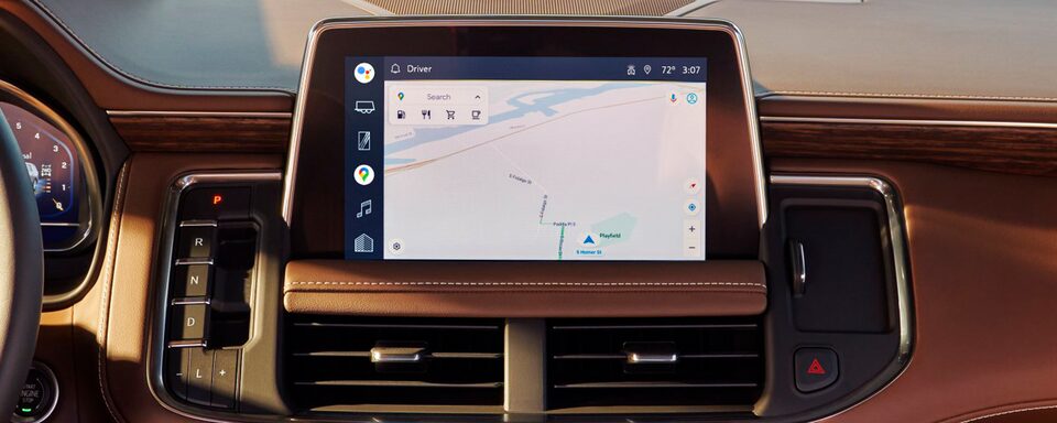 Vue du système de navigation à écran tactile du VUS pleine grandeur Chevrolet Tahoe 2023.