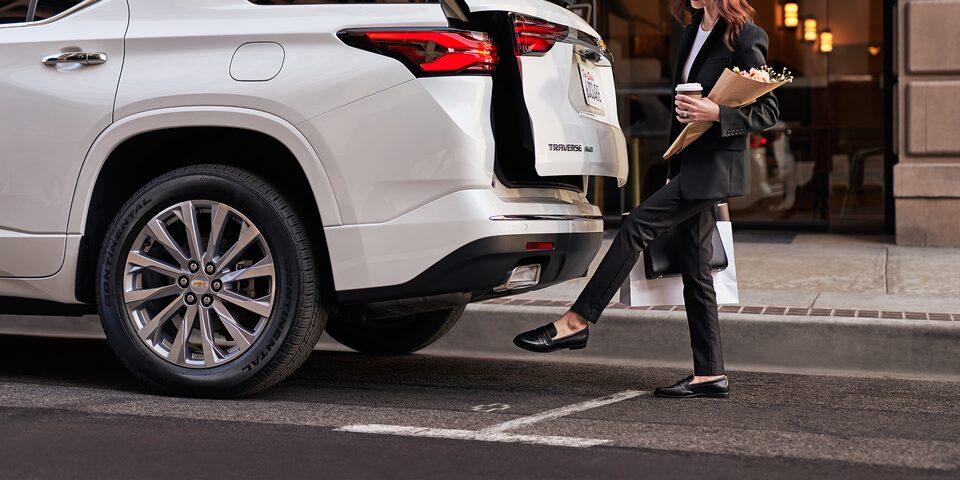 2023 Chevrolet Traverse Mid-Size SUV Hands-Free Power Liftgate Feature.