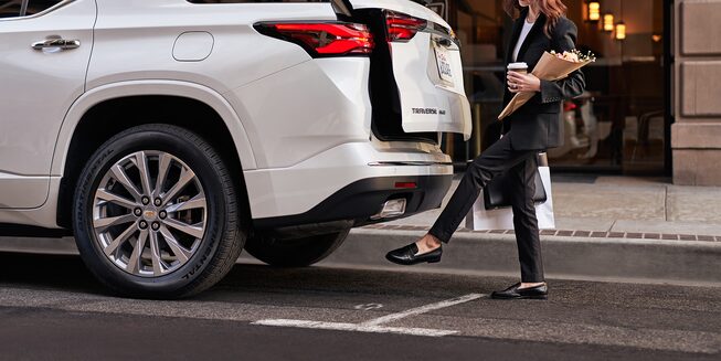 2023 Chevrolet Traverse Mid-Size SUV Hands-Free Power Liftgate Feature.