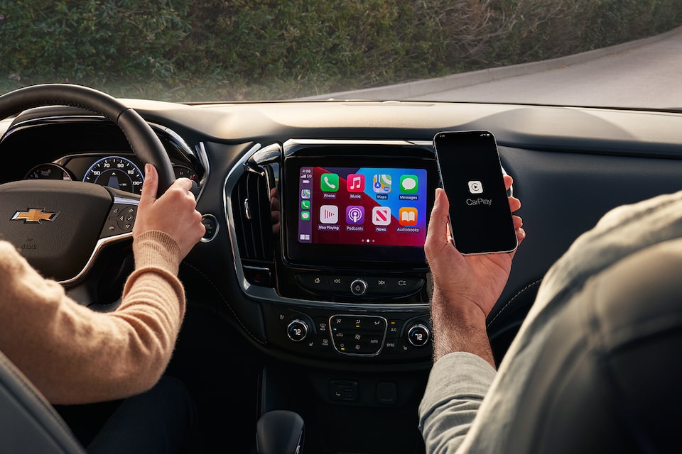 2023 Chevrolet Traverse Mid-Size SUV Interior Infotainment System with Apple CarPlay.