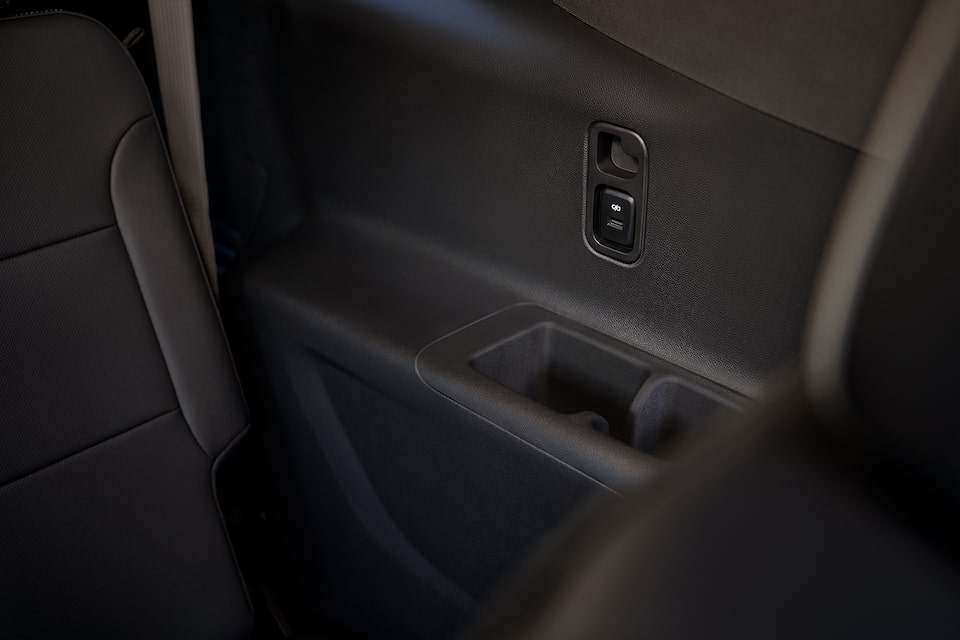 2023 Chevrolet Traverse Mid-Size SUV Interior USB Charging Port.