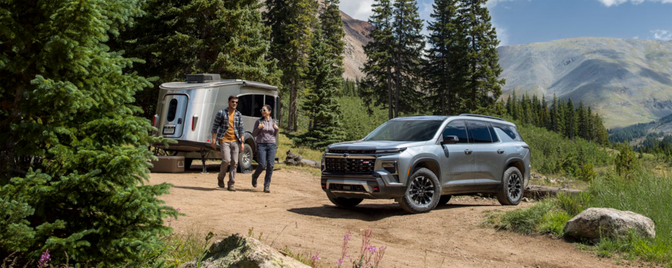 Deux personnes marchent à côté d’un VUS Chevrolet Traverse 2025 stationné à l’extérieur.