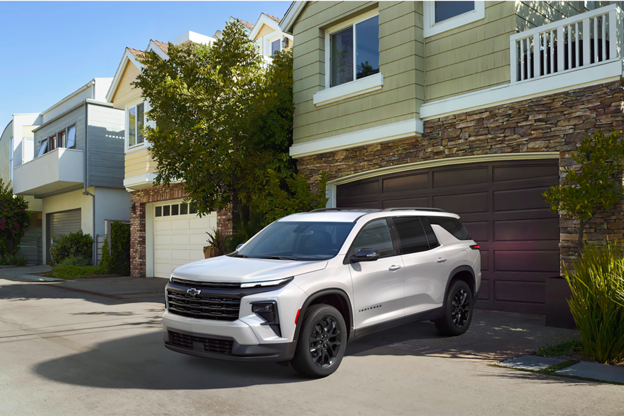 Vue latérale avant du VUS Chevrolet Traverse 2025 stationné devant une maison.