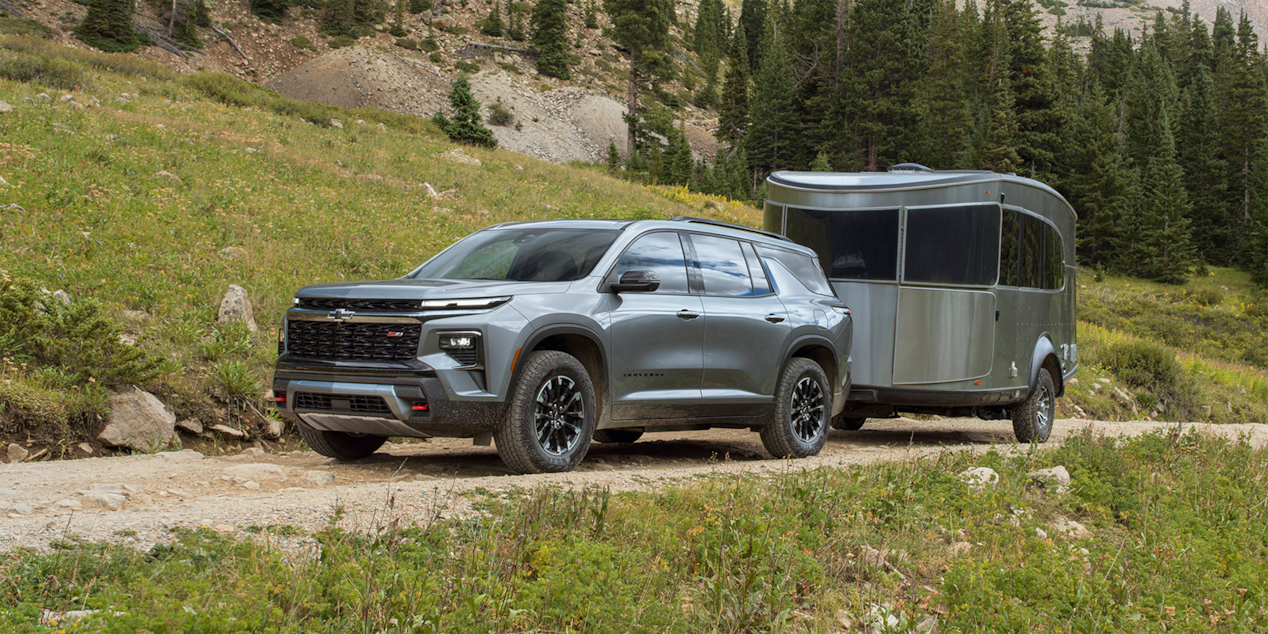 Vue latérale avant du capot du VUS Chevrolet Traverse 2025.