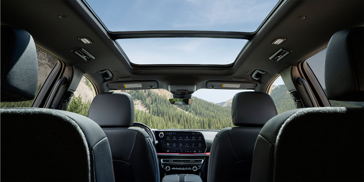 L’habitacle du VUS Chevrolet Traverse 2025 vu par les passagers arrière.