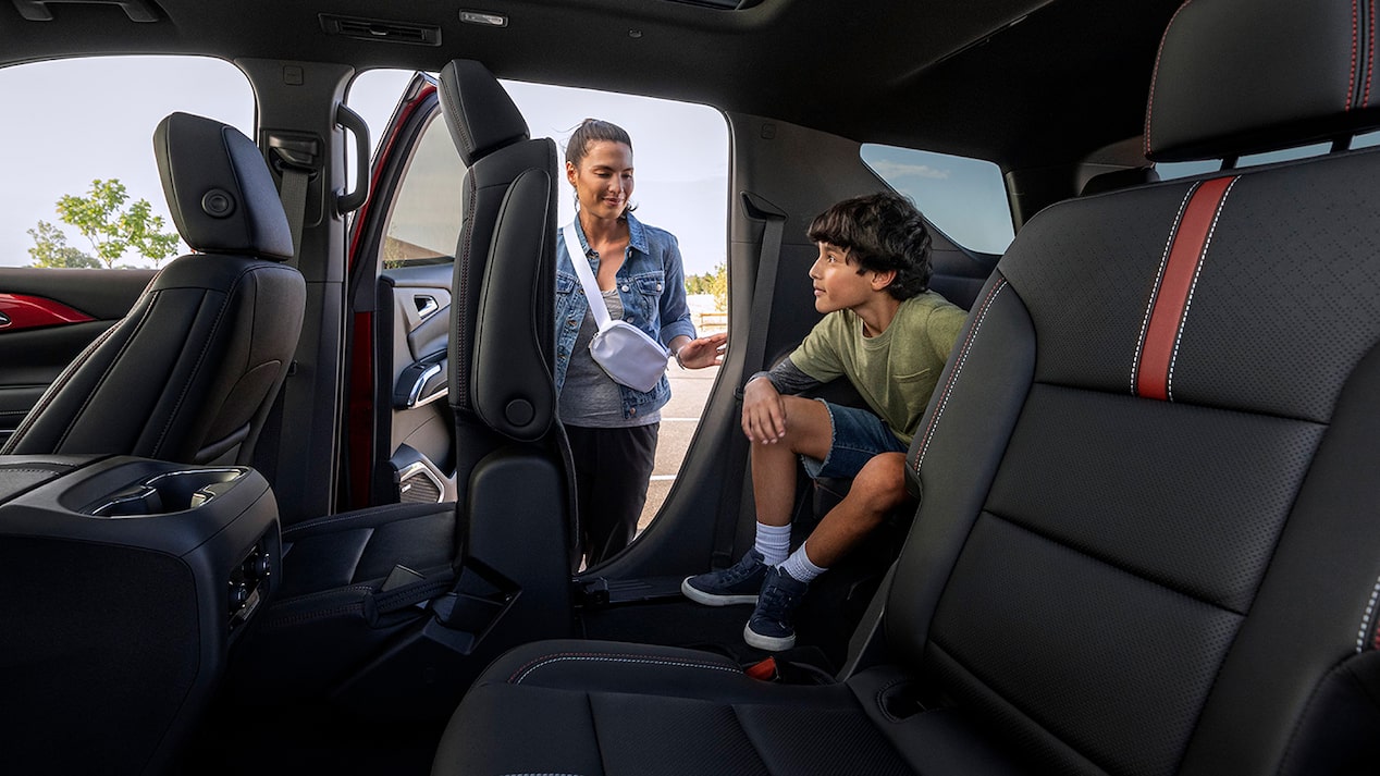 Une personne sur le point d’entrer dans le VUS Chevrolet Traverse 2025 vue de l’habitacle.