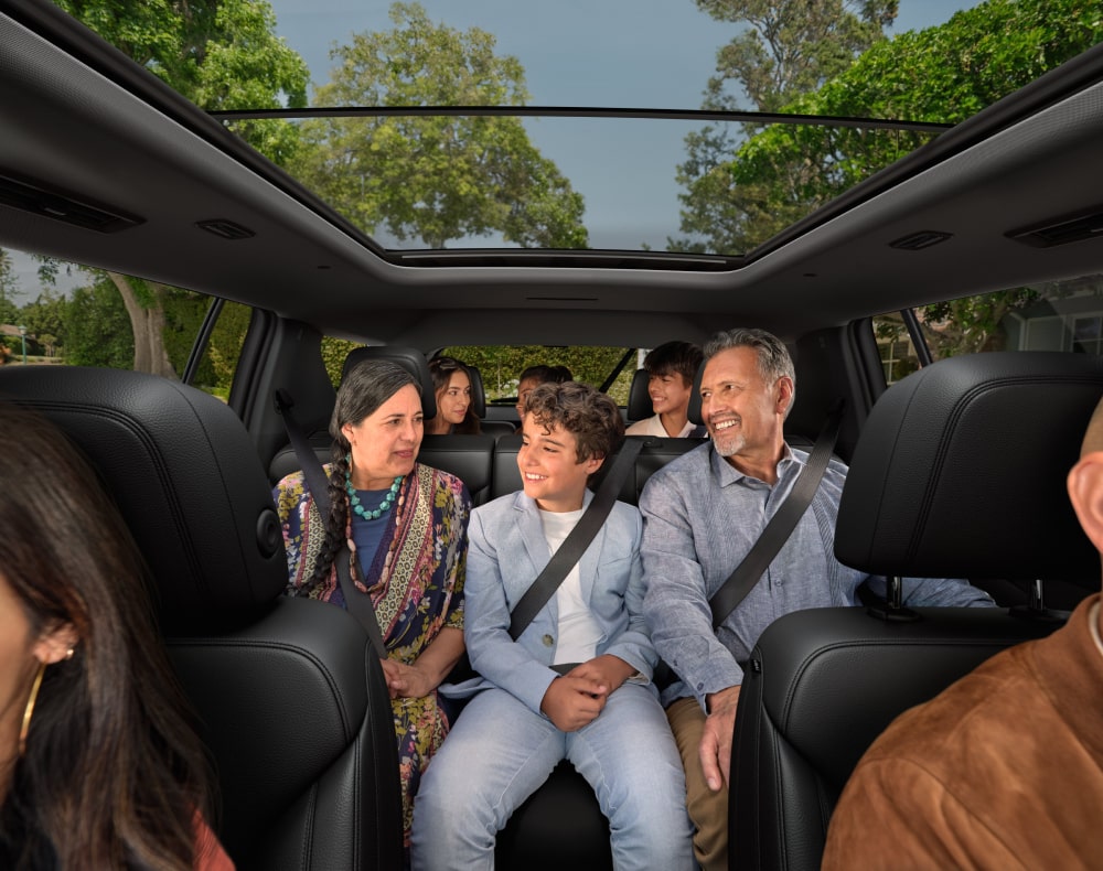 Vue avant de l’habitacle du VUS Chevrolet Traverse 2025 avec des gens sur tous les sièges.