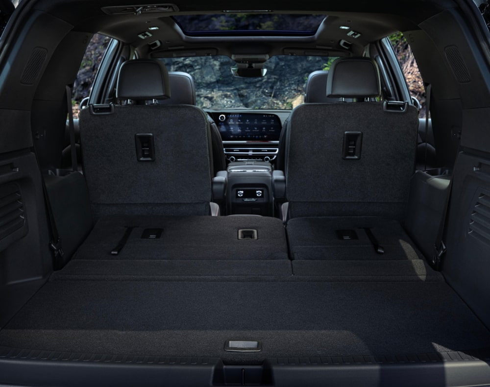Vue arrière de l’habitacle d’un VUS Chevrolet Traverse 2025 dont la rangée arrière a été abaissée.