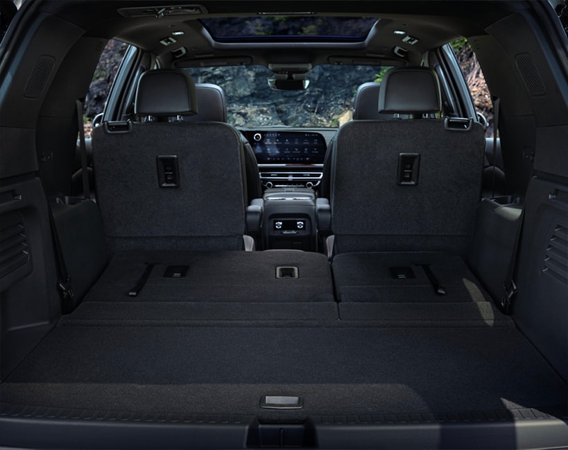 Vue arrière de l’habitacle d’un VUS Chevrolet Traverse 2025 dont la rangée arrière a été abaissée.