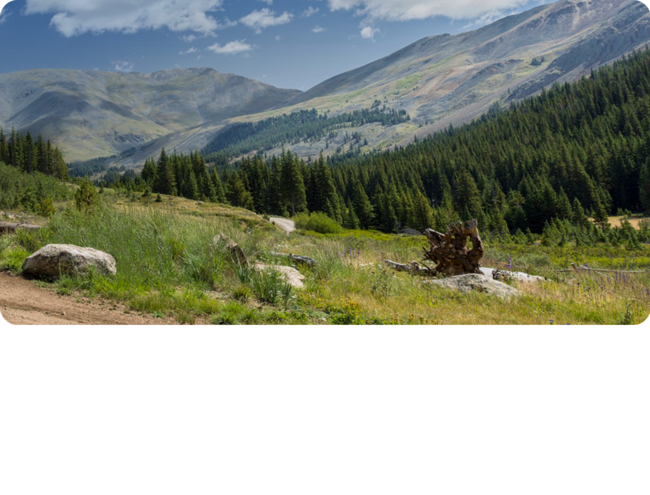 Image de montagne pour le VUS Chevrolet Traverse 2025.