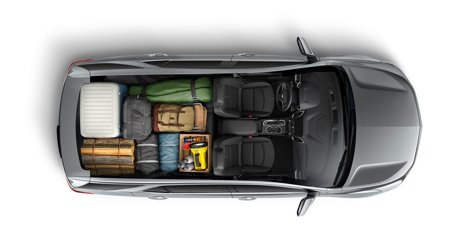 Vue aérienne du Chevrolet Equinox 2024 rempli d’articles tout en laissant beaucoup d’espace pour le conducteur et un passager.
