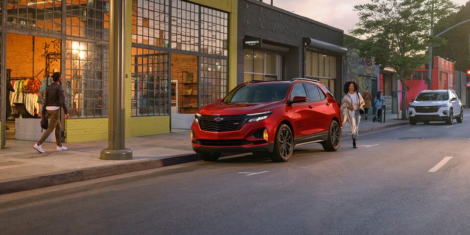 Une femme s’apprête à entrer dans son Chevrolet Equinox 2024.
