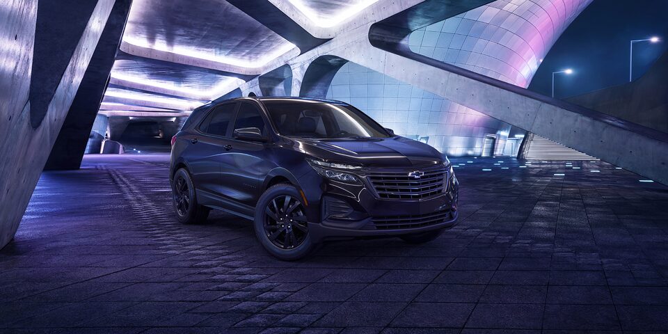 Chevrolet Equinox 2024 édition spéciale dans une salle d’exposition futuriste.