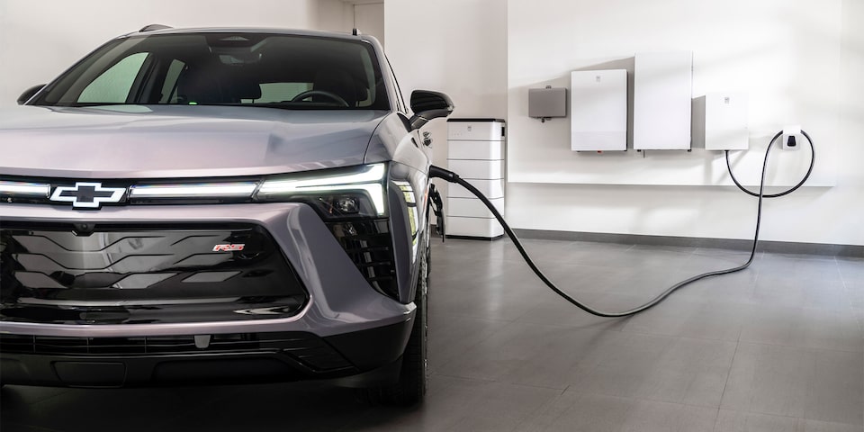 Chevrolet Blazer EV devant un bâtiment moderne.