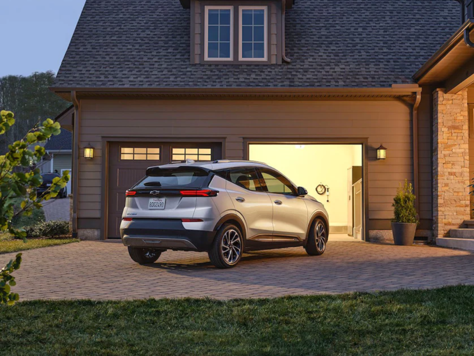 Un VÉ Chevrolet est rechargé à domicile la nuit.