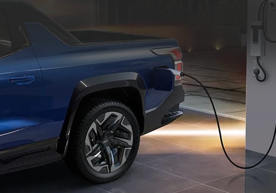 Un VÉ Chevrolet est rechargé à une station de recharge.
