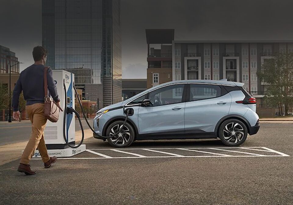 Un VÉ Chevrolet est rechargé à une station de recharge publique.