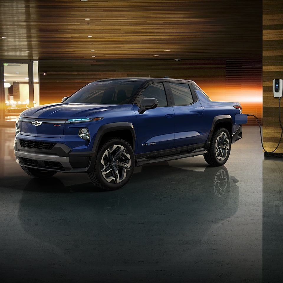 Un Chevrolet Silverado EV est rechargé à une station de recharge.
