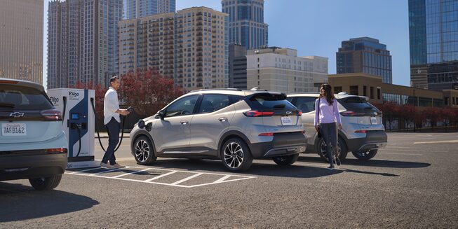 Chevrolet Bolt EUV 2022 : vue latérale du véhicule à la station de recharge.
