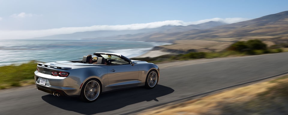 Cabriolet Camaro 2023 sur la route.
