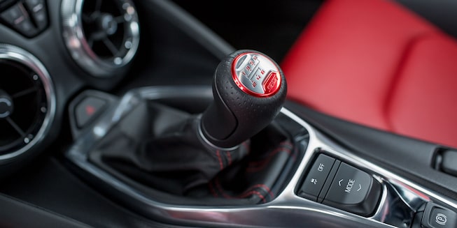 Boîte manuelle à 6 vitesses du coupé Camaro 2SS 2023.