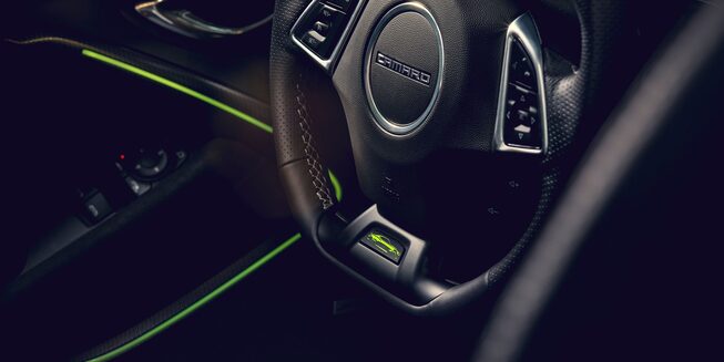 Vue rapprochée du volant de la Camaro 2023.