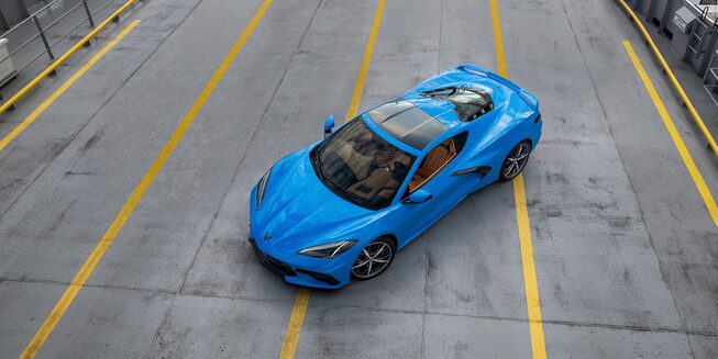 Vue aérienne de la voiture de sport à moteur central Chevrolet Corvette 2023.