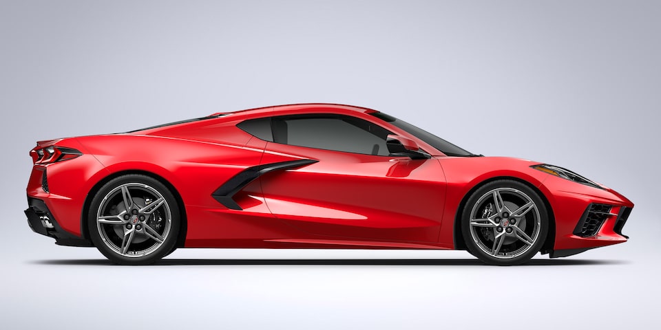 Vue latérale droite de la voiture de sport à moteur central Chevrolet Corvette 2023.