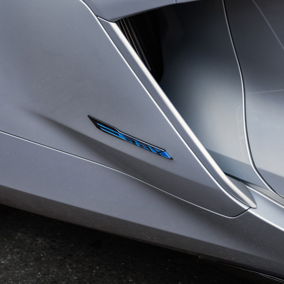 Vue rapprochée de l’emblème E-Ray sur le côté de la voiture Chevrolet Corvette E-Ray 2024.