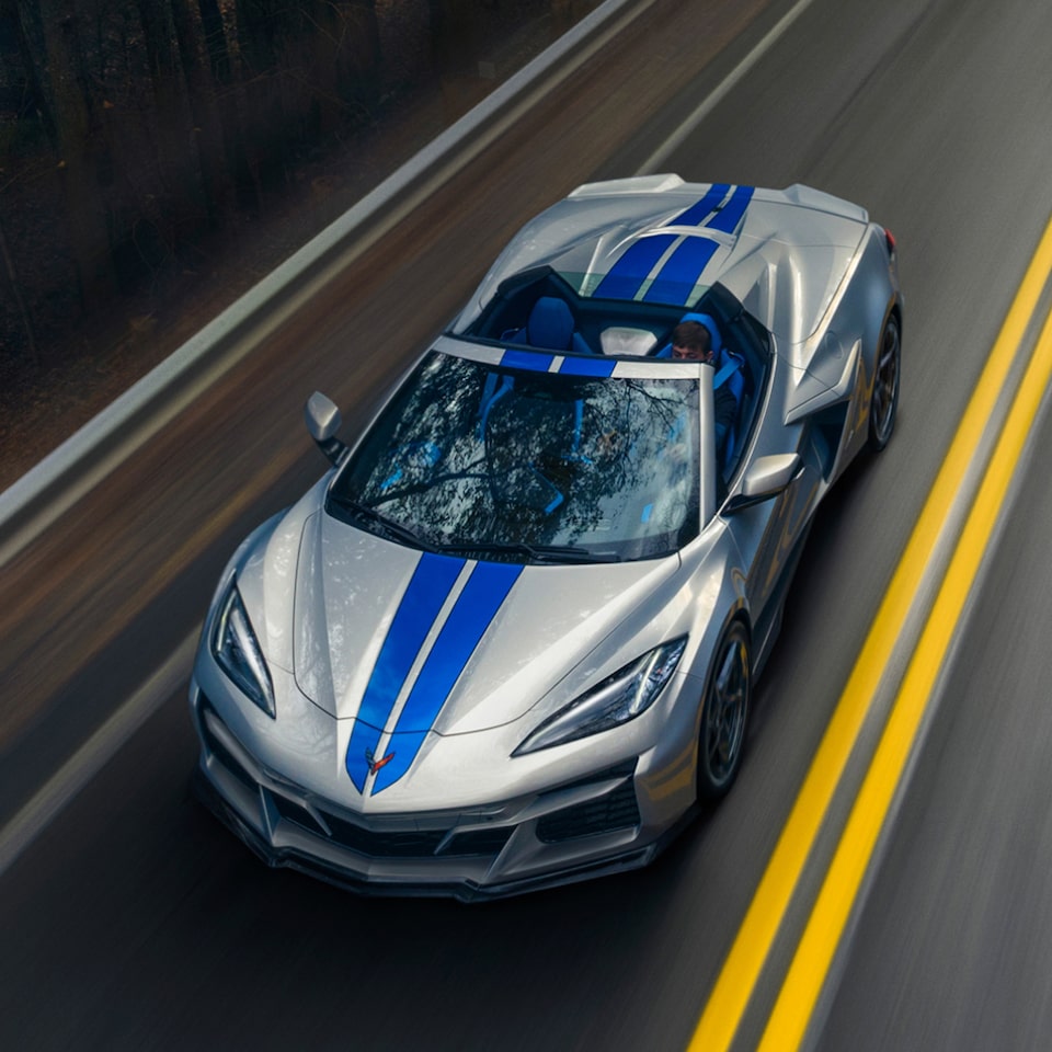 Chevrolet Corvette E-Ray 2024 qui circule rapidement sur une route.