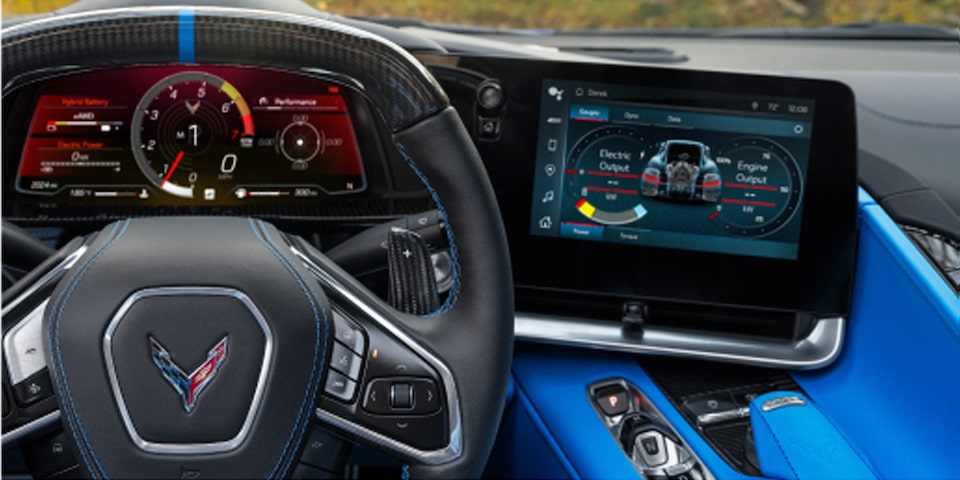 Le volant et l’écran du système d’infodivertissement de la Chevrolet Corvette E-Ray 2024.