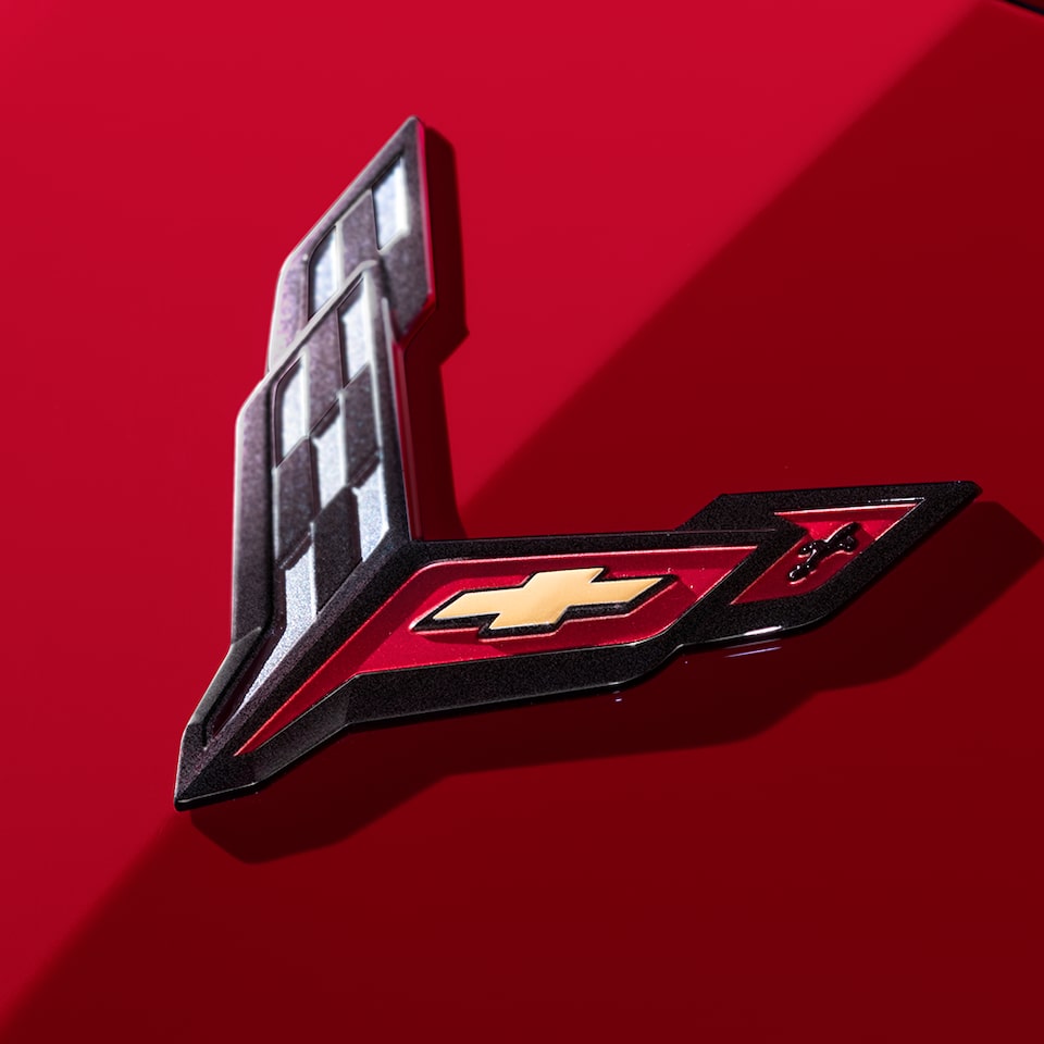 L’emblème Chevrolet Corvette sur le capot.