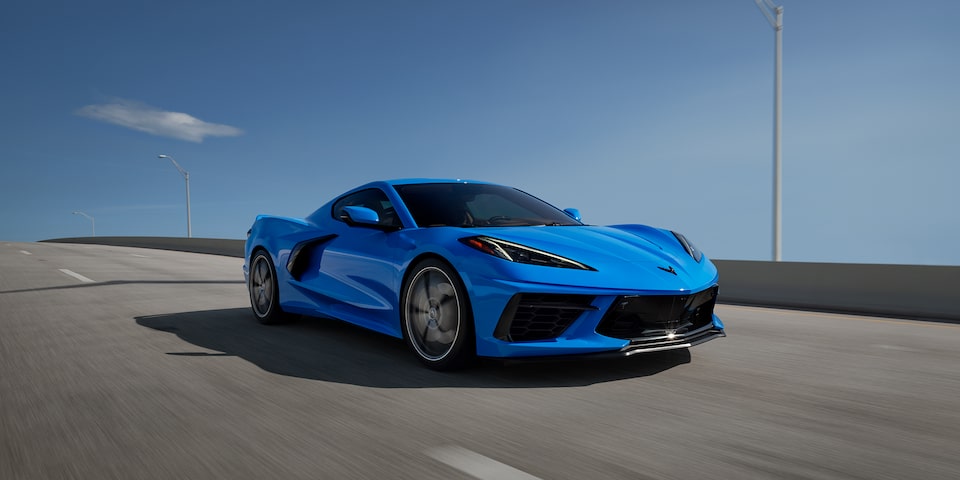 Chevrolet Corvette Stingray 2024 en bleu rapide sur un viaduc.