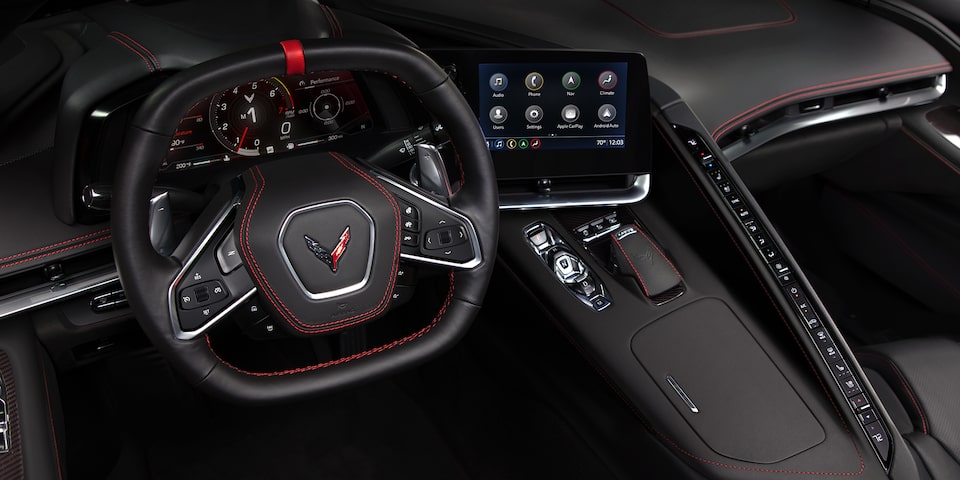 Vue d’ensemble de l’habitacle côté conducteur et de la console centrale de la Chevrolet Corvette 2024. 