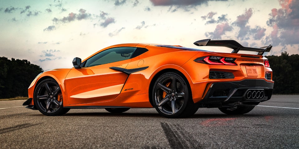 Vue latérale de la Chevrolet Corvette Z06 2025 avec groupe Z07 stationnée à l’extérieur par un jour ensoleillé.