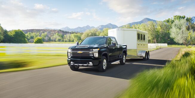 Pick-up Chevrolet Silverado HD 2022 sur la route avec une remorque.