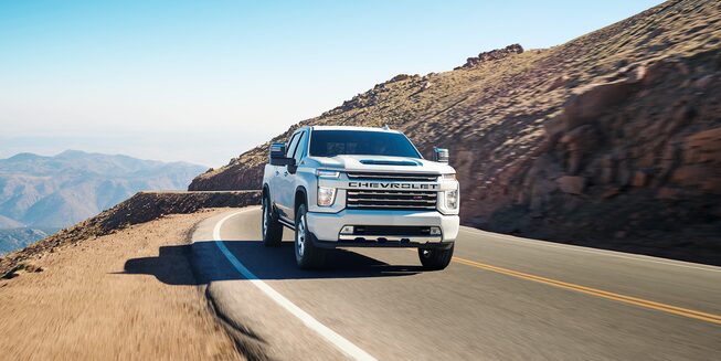 Profil avant latéral du pick-up Chevrolet Silverado HD 2022 sur la route.