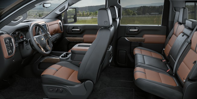 Les deux rangées de sièges à l’intérieur du pick-up Chevrolet Silverado HD 2022.