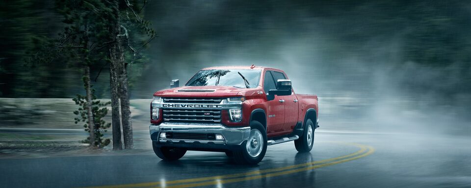 Chevrolet Silverado HD 2023 stationné dans un épais brouillard.