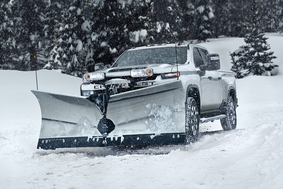Chevrolet Silverado HD 2023 dans la neige avec un chasse-neige.