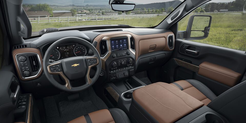 Habitacle en cuir brun et noir du Chevrolet Silverado HD 2023.
